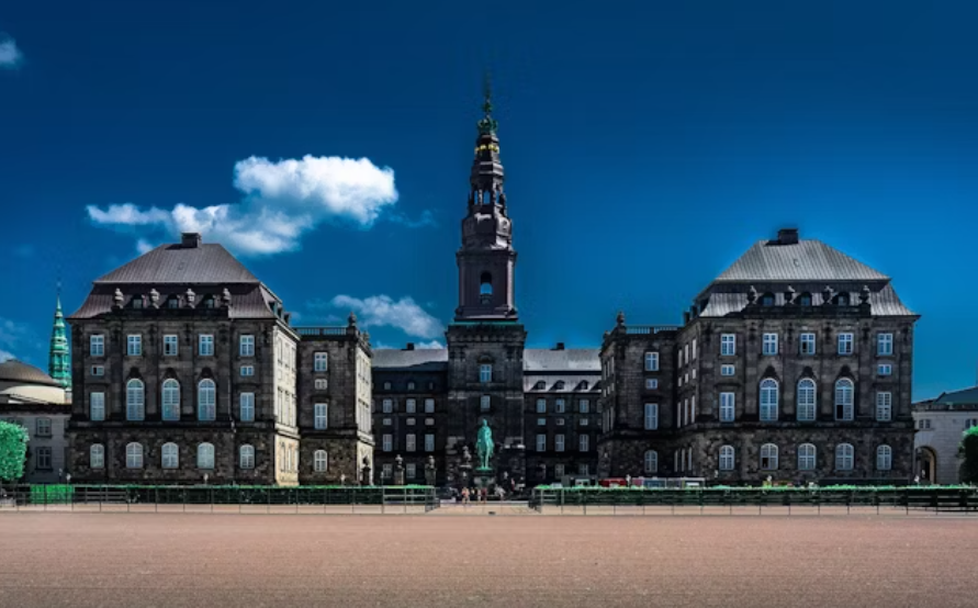Private walk past the highlights of Copenhagen