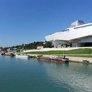 Guided tour in the Confluence district of Lyon image 3